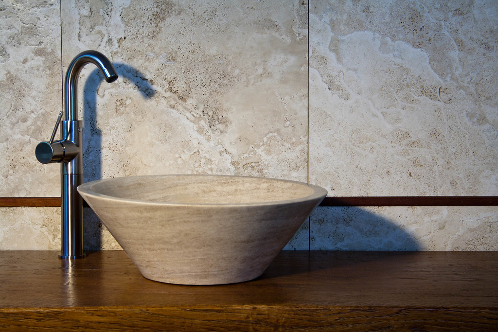 раковина из травертина