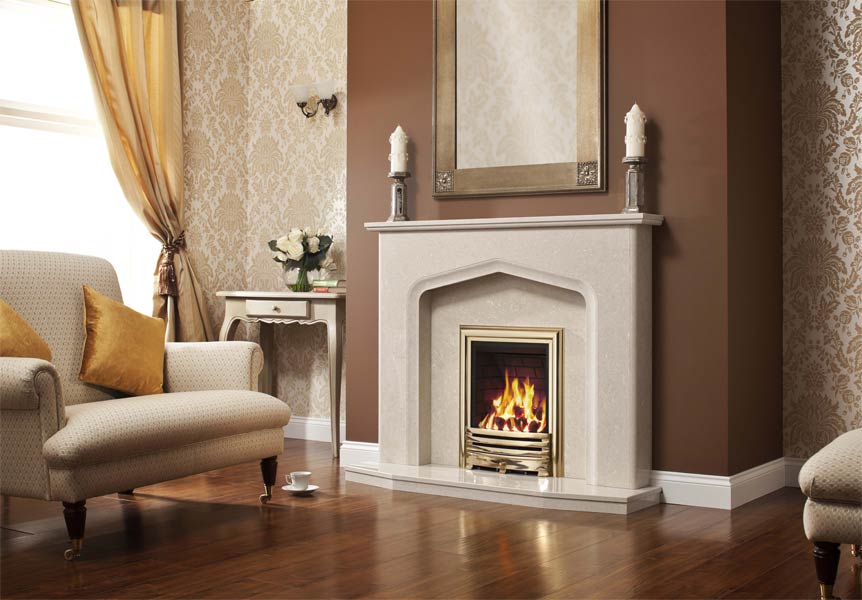 камин из бежевого мрамора